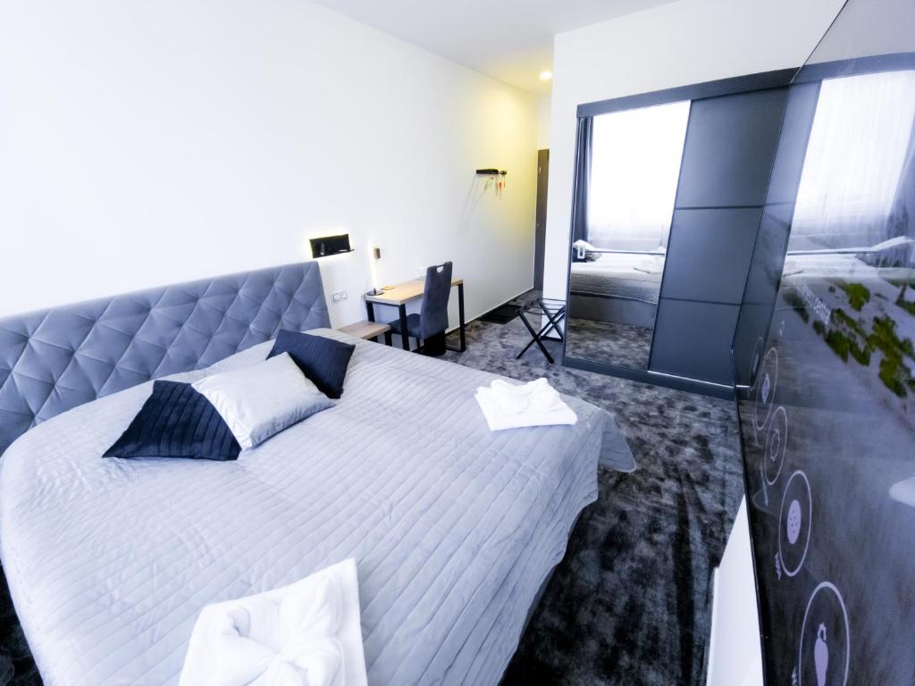 Postel nebo postele na pokoji v ubytování Olympland Hotel
