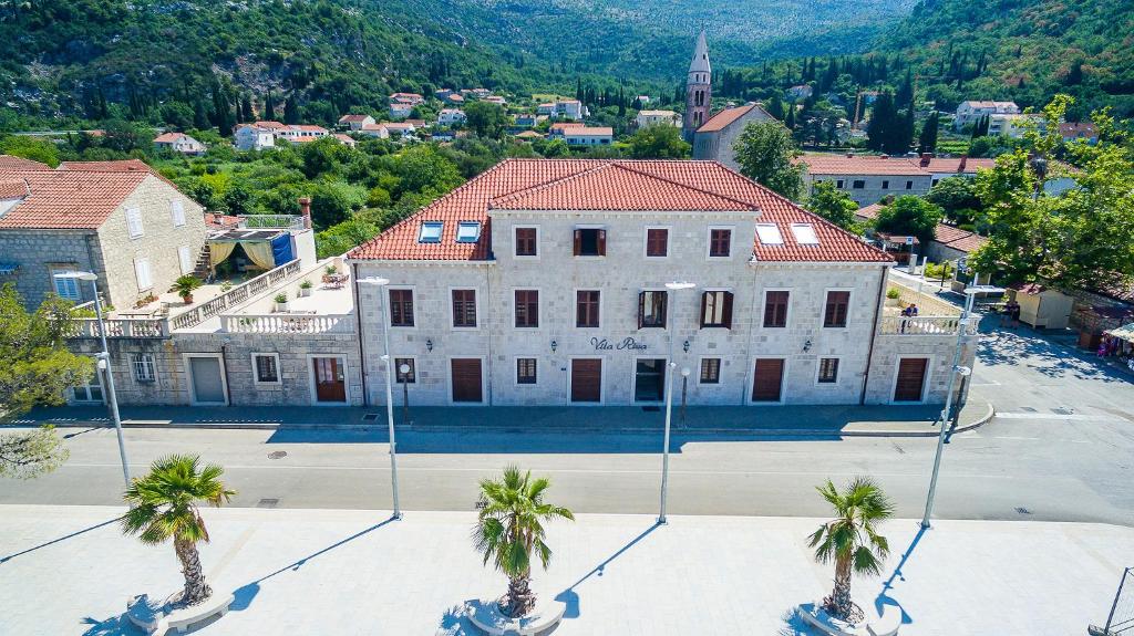 - une vue aérienne sur un bâtiment avec des palmiers dans l'établissement Apartments Villa Riva, à Slano