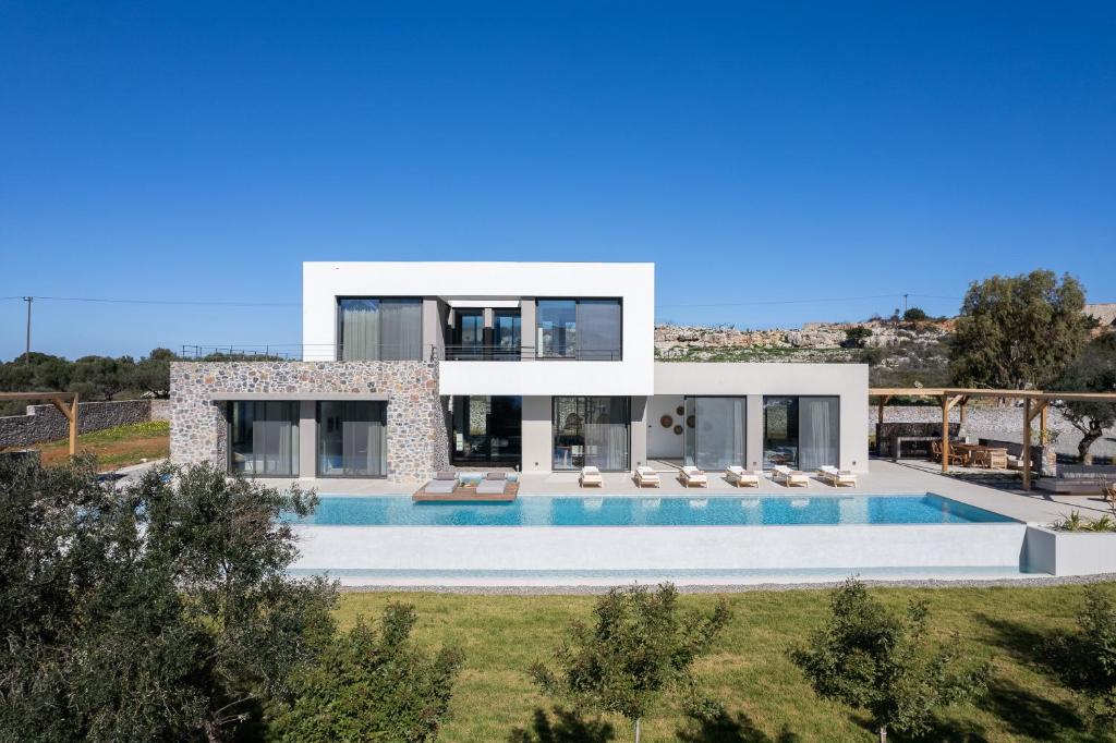 een villa met een zwembad ervoor bij Villa al Sur in Chania
