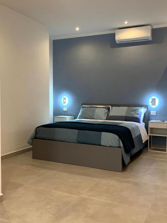 sypialnia z łóżkiem z niebieskimi lampkami w obiekcie apartments e beb kiss under the moon w mieście Lesina