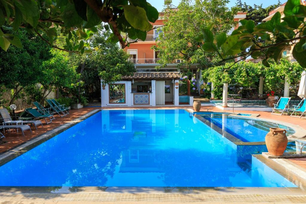 Kolam renang di atau dekat dengan Hotel Villa Fernanda