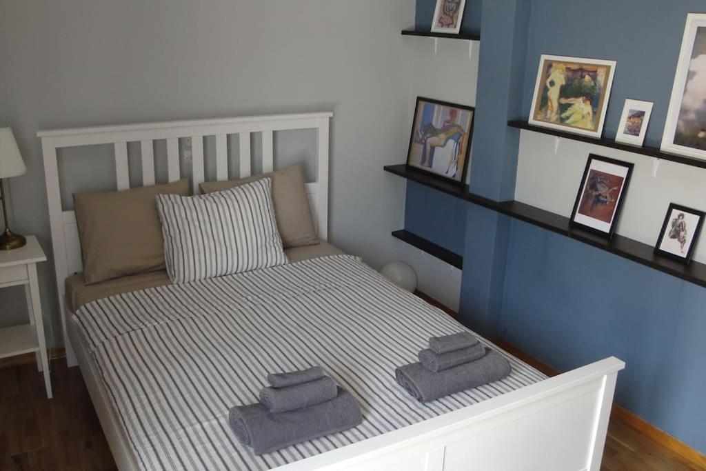 een slaapkamer met een bed met twee handdoeken erop bij Illisia Roof Apartment in Athene