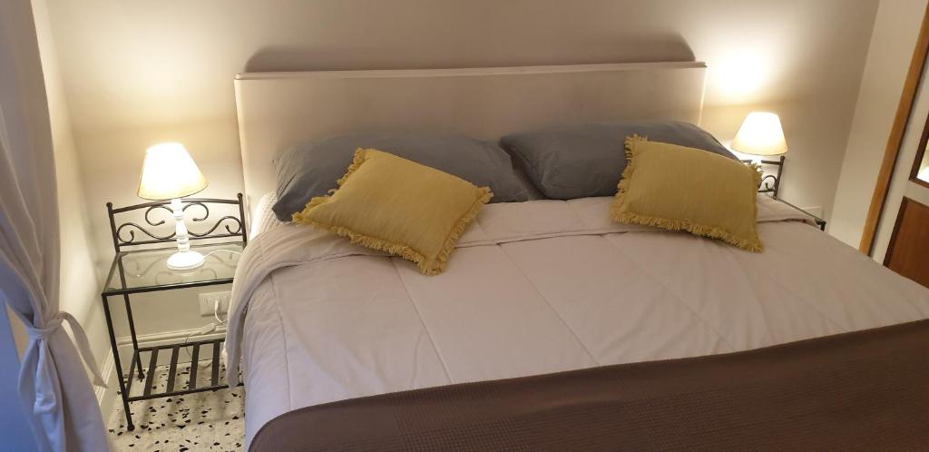 A bed or beds in a room at Casa Tua a Santa Maria Maggiore