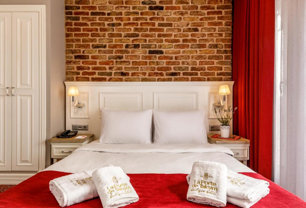 A bed or beds in a room at La Porte de Taksim