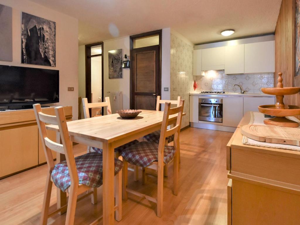 Η κουζίνα ή μικρή κουζίνα στο Apartment Fienili di Brenta 21 by Interhome
