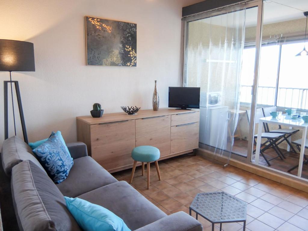 聖普里安海灘的住宿－Apartment Marina Village-2 by Interhome，带沙发和电视的客厅
