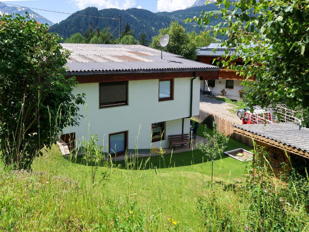 ein Haus mit Blick auf einen Hof in der Unterkunft Apartment Zechner - TDL100 by Interhome in Tobadill