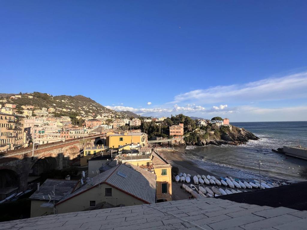 een uitzicht op een strand met gebouwen en de oceaan bij Mansarda Sul Porticciolo 1b/1b 50mq with seaview in Genua