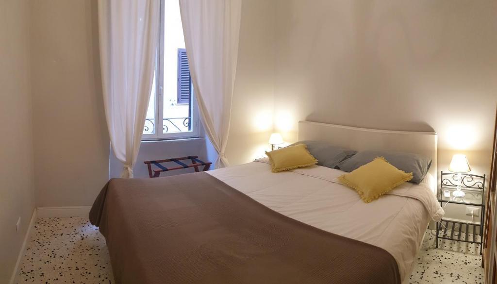 A bed or beds in a room at Casa Tua a Santa Maria Maggiore