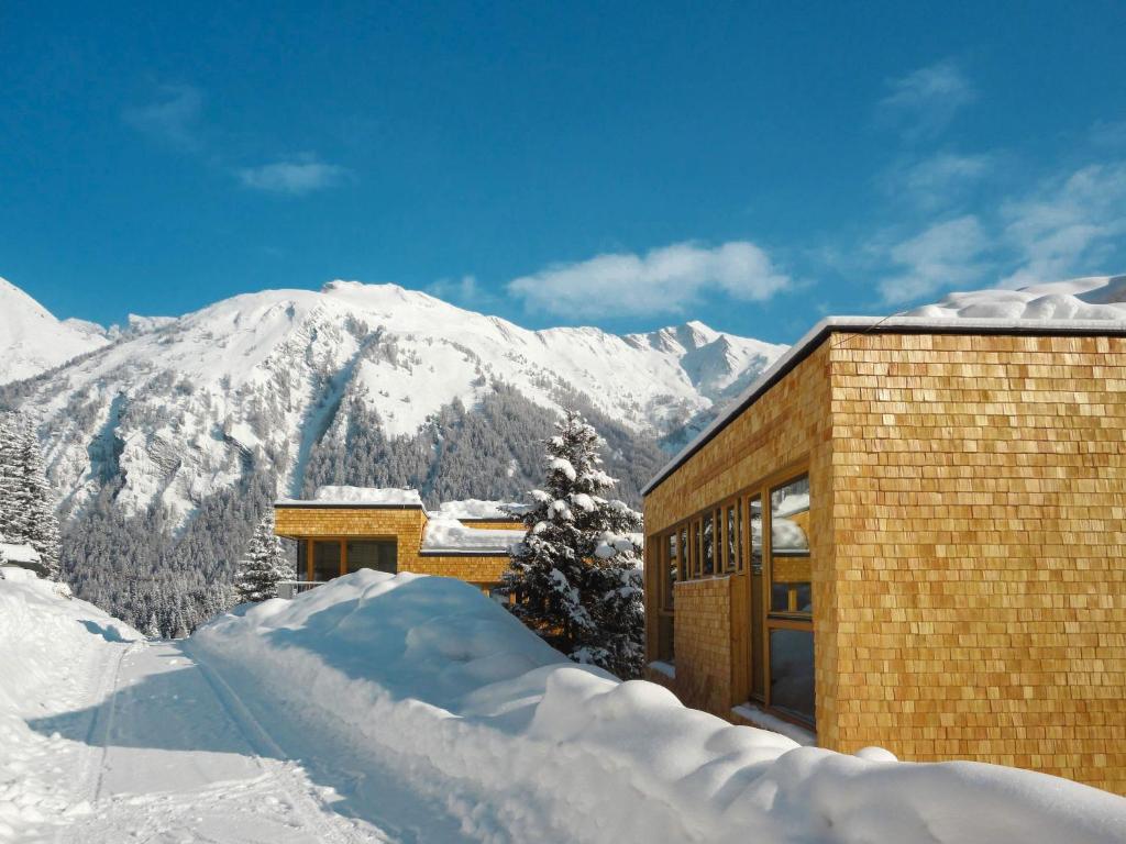 カルス・アム・グロースグロックナーにあるChalet Gradonna Mountain Resort - KAX100 by Interhomeの雪山を背景にした建物