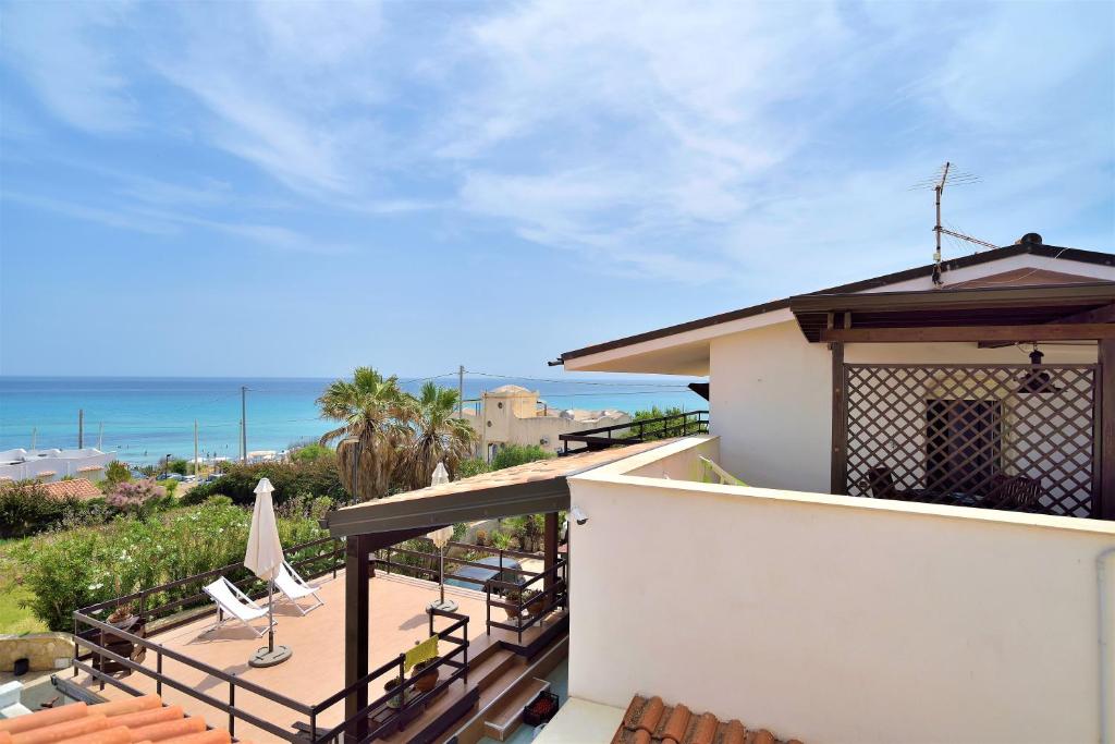 a balcony with a view of the ocean at Tra Cielo e Mare - Spiaggia San Lorenzo in Reitani