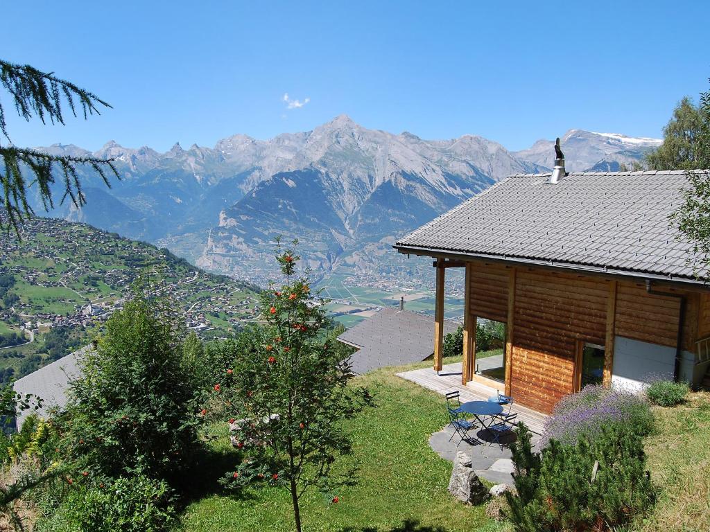 un homme debout sur le toit d'une maison dans l'établissement Chalet au Bisse by Interhome, à Veysonnaz