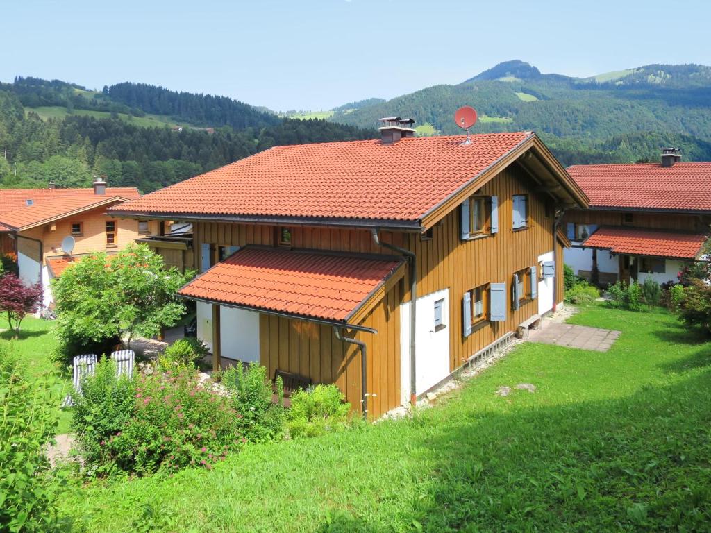 un grupo de casas con techos rojos en una colina en Holiday Home Chalet Walchsee by Interhome en Sachrang
