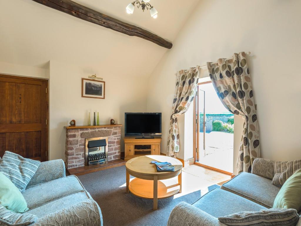 TV a/nebo společenská místnost v ubytování Parrs Meadow Cottage