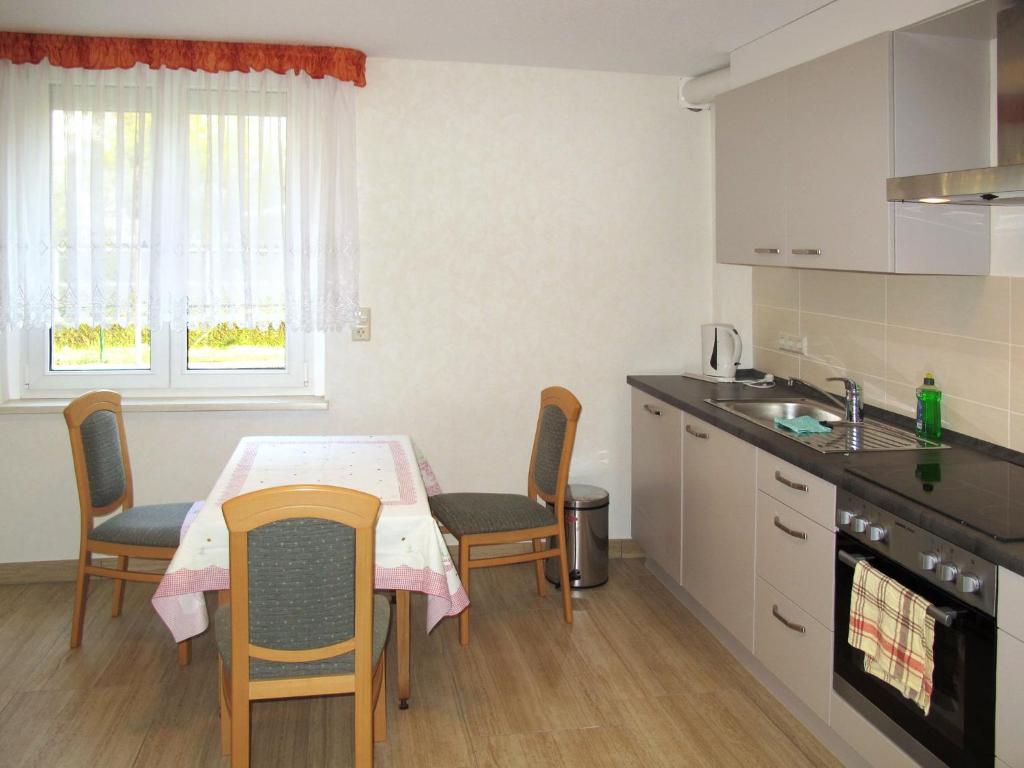 Kuchyň nebo kuchyňský kout v ubytování Apartment Am Burgberg by Interhome