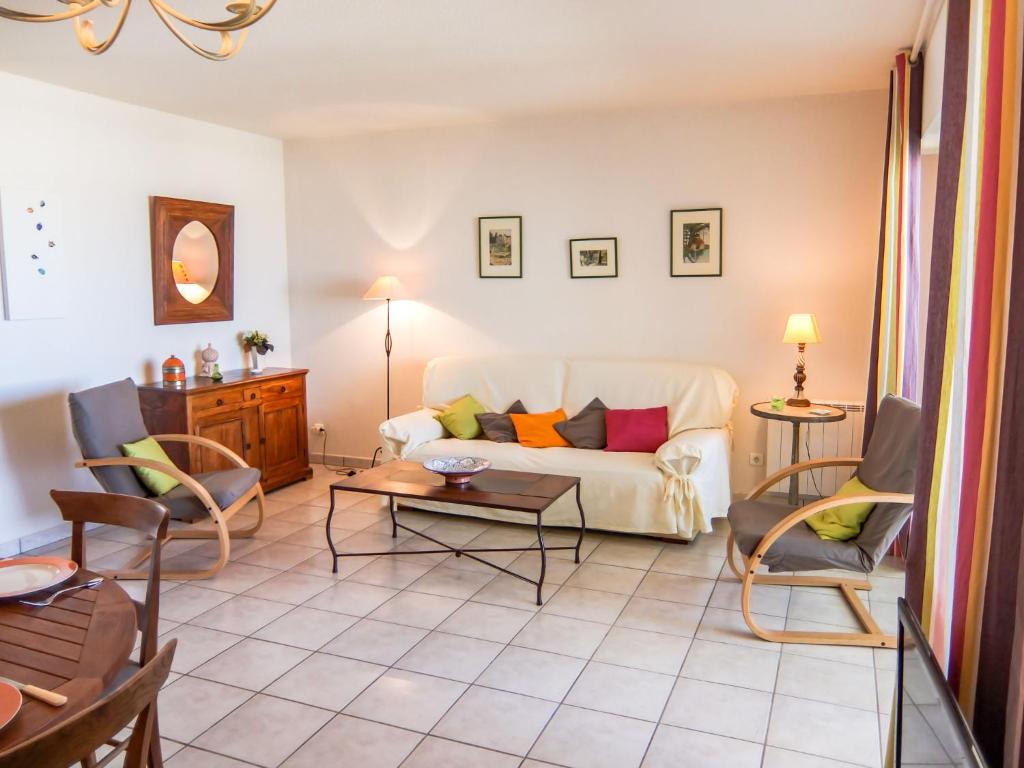 un salon avec un canapé et des chaises dans l'établissement Apartment Les Flots Cypriano by Interhome, à Saint Cyprien Plage