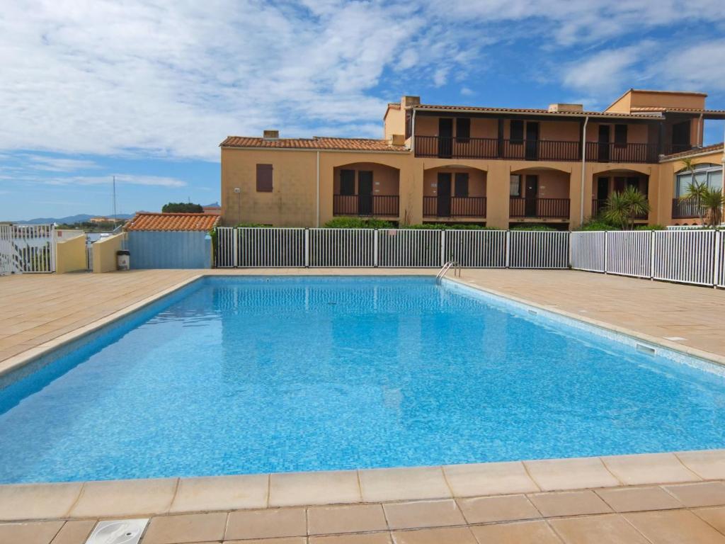 une grande piscine devant une maison dans l'établissement Apartment Marina 2-2 by Interhome, à Saint Cyprien Plage