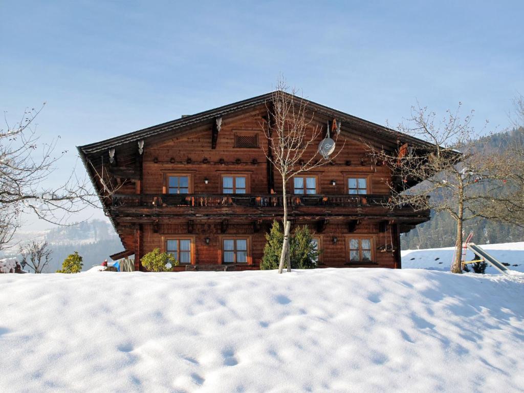una casa de madera con nieve delante en Holiday Home Marianne by Interhome, en Reit im Winkl