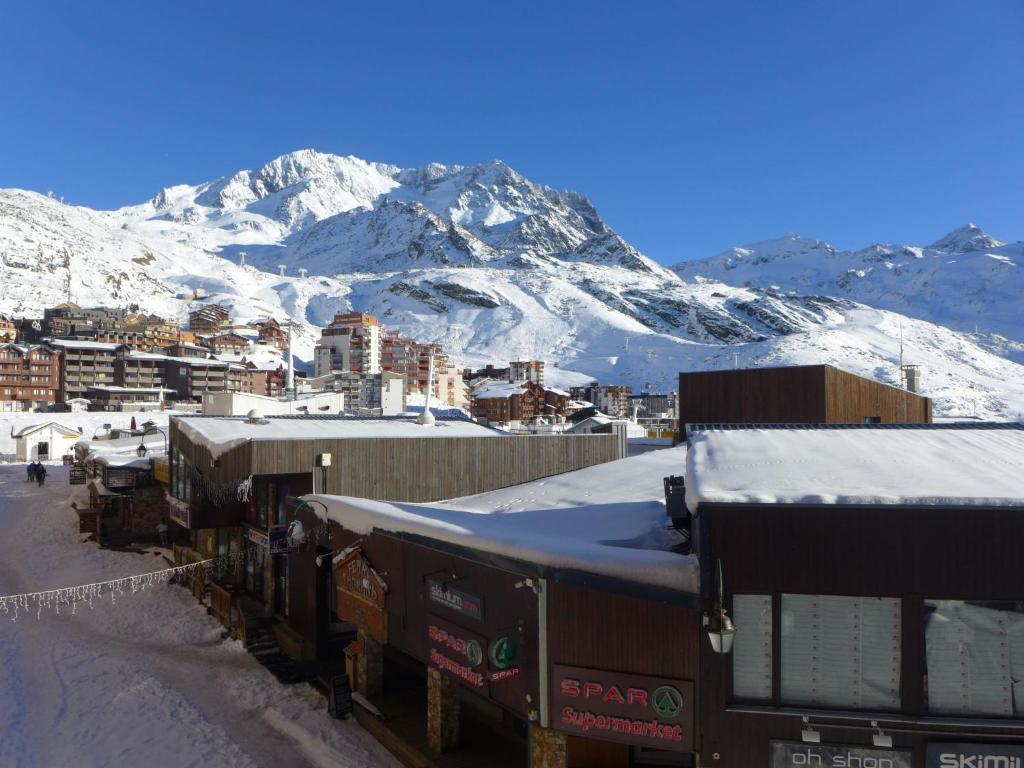 une cour de train avec une montagne enneigée en arrière-plan dans l'établissement Apartment Arcelle-10 by Interhome, à Val Thorens