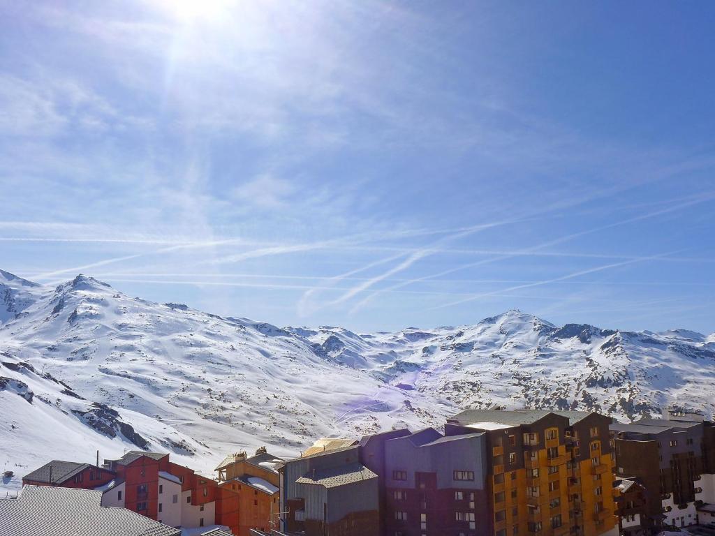 une ville avec des montagnes enneigées en arrière-plan dans l'établissement Apartment Arcelle-20 by Interhome, à Val Thorens