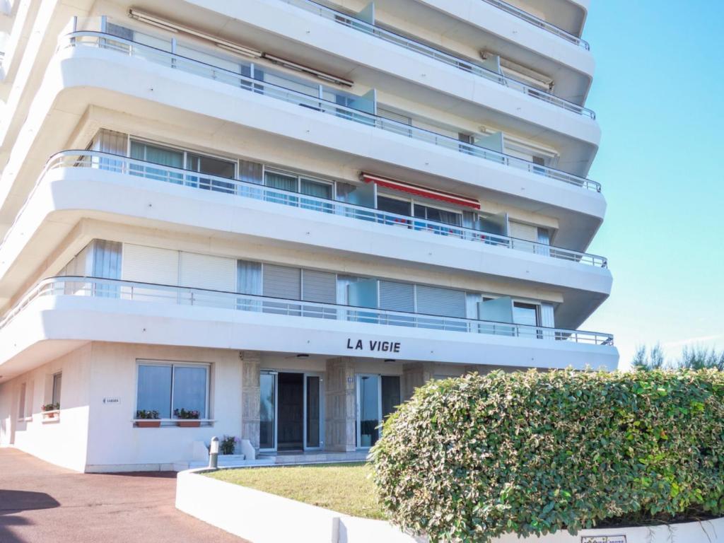 un gran edificio blanco con un cartel que dice la eran en Apartment La Vigie-1 by Interhome, en Esplanade de Pontaillac