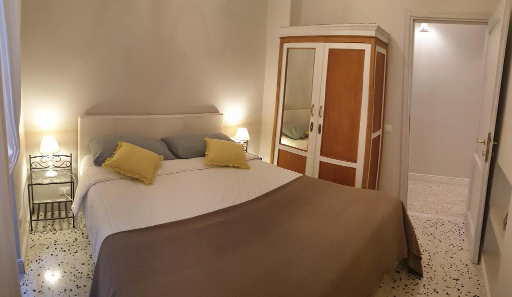 A bed or beds in a room at Casa Tua a Santa Maria Maggiore