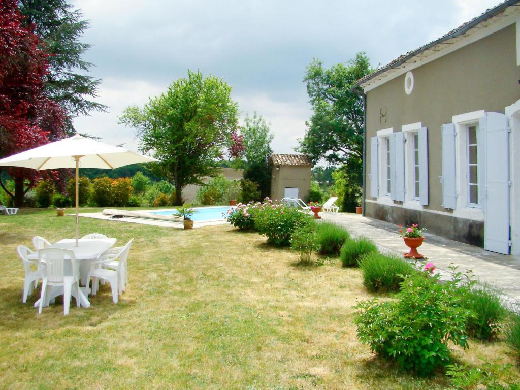 LalandusseにあるHoliday Home La Gaubide - CAY300 by Interhomeの裏庭(テーブル、椅子、パラソル付)