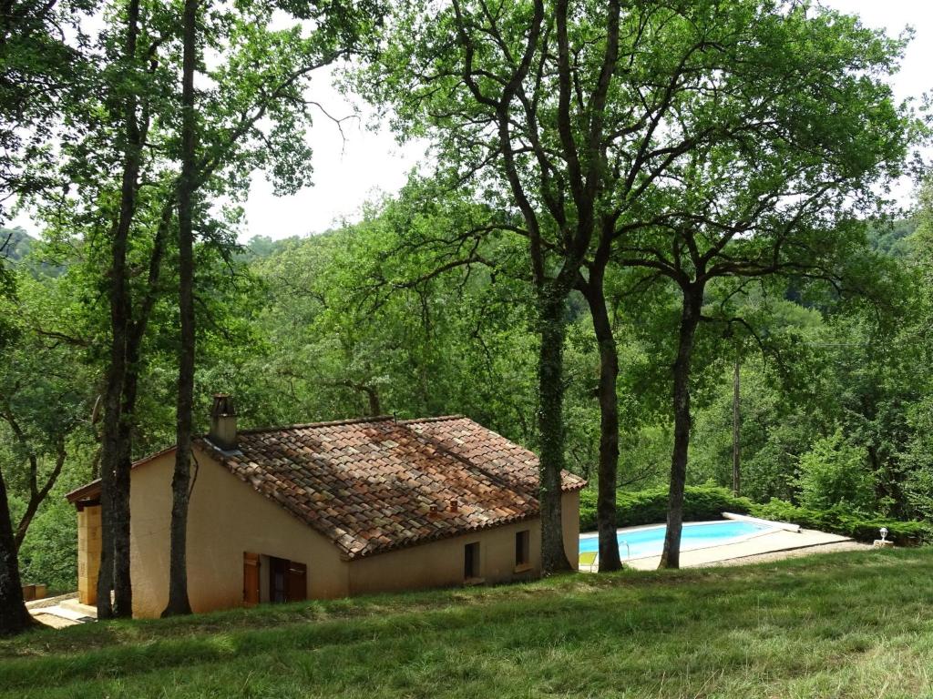 a house with a swimming pool in the woods at Holiday Home Le Chêne by Interhome in Blanquefort-sur-Briolance
