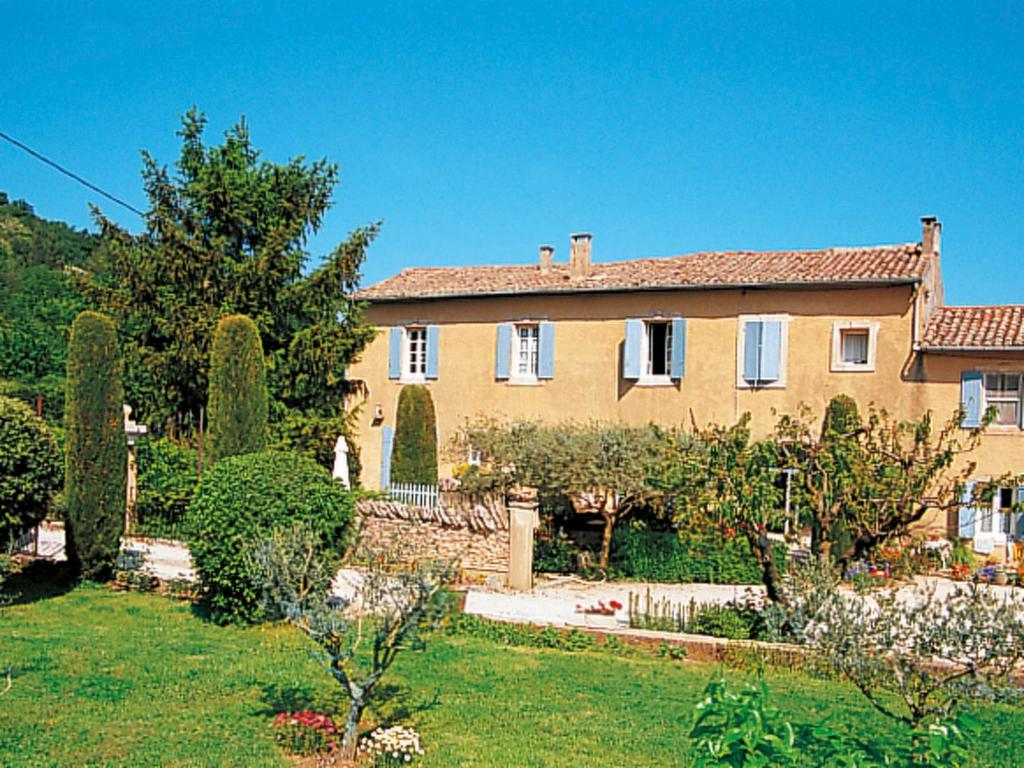 Una casa grande con un jardín enfrente. en Holiday Home Le Cèdre - MBE101 by Interhome en Ménerbes