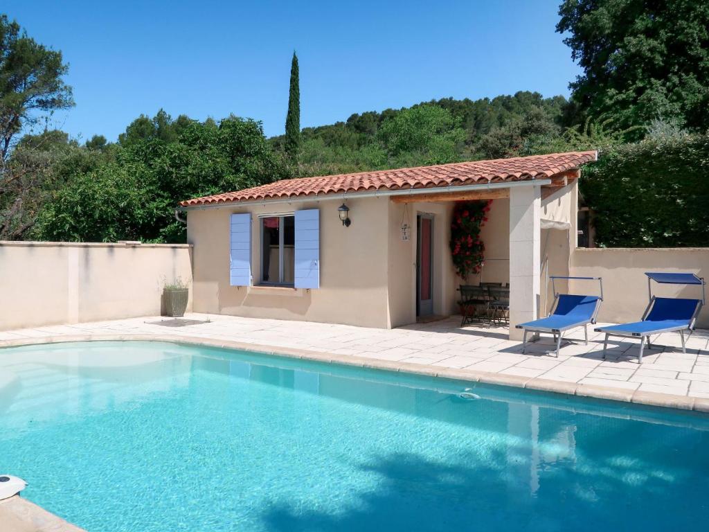 uma casa com piscina e duas cadeiras em Holiday Home Sweet Home in Luberon - VLU100 by Interhome em Villelaure