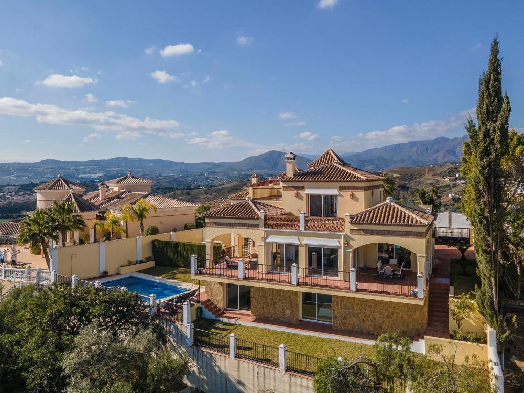 une grande maison avec une piscine en face de celle-ci dans l'établissement Holiday Home Villa Unica by Interhome, à Fuengirola