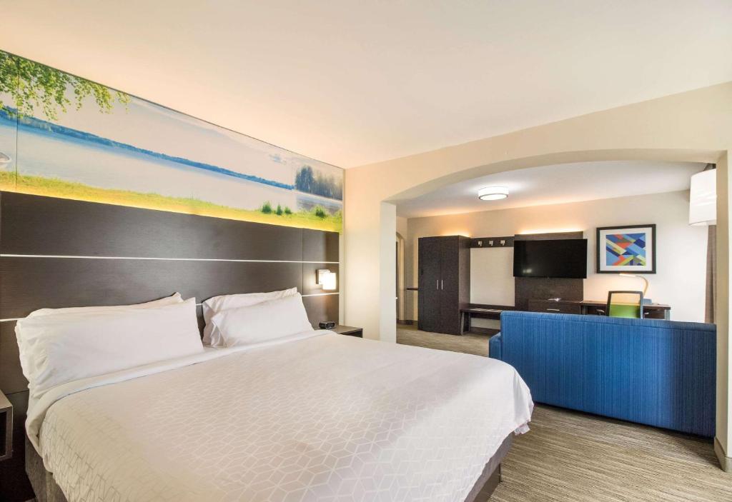 Clarion Pointe New Bern - King Suite - Non-Smoking