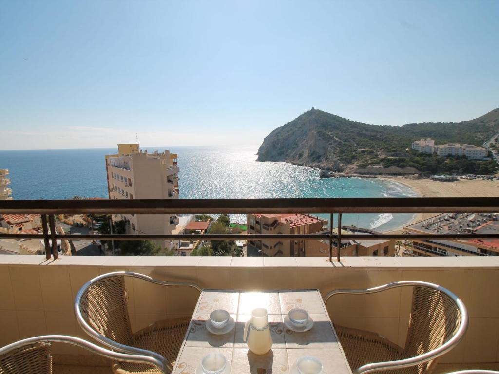 balcón con mesa, sillas y vistas al océano en Apartment Cala Blanca by Interhome, en Cala de Finestrat