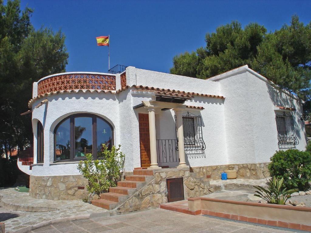 Balcon del MarにあるHoliday Home Balcon al Mar by Interhomeの旗の小白い家