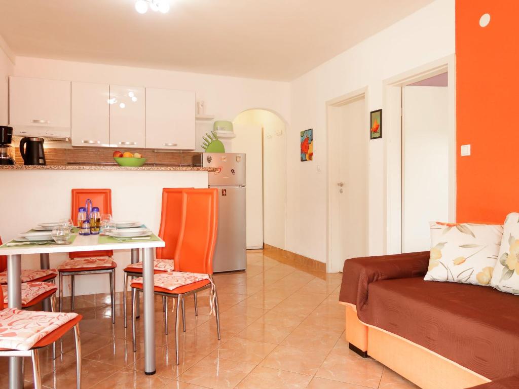 Kuchnia lub aneks kuchenny w obiekcie Apartment Vesna by Interhome