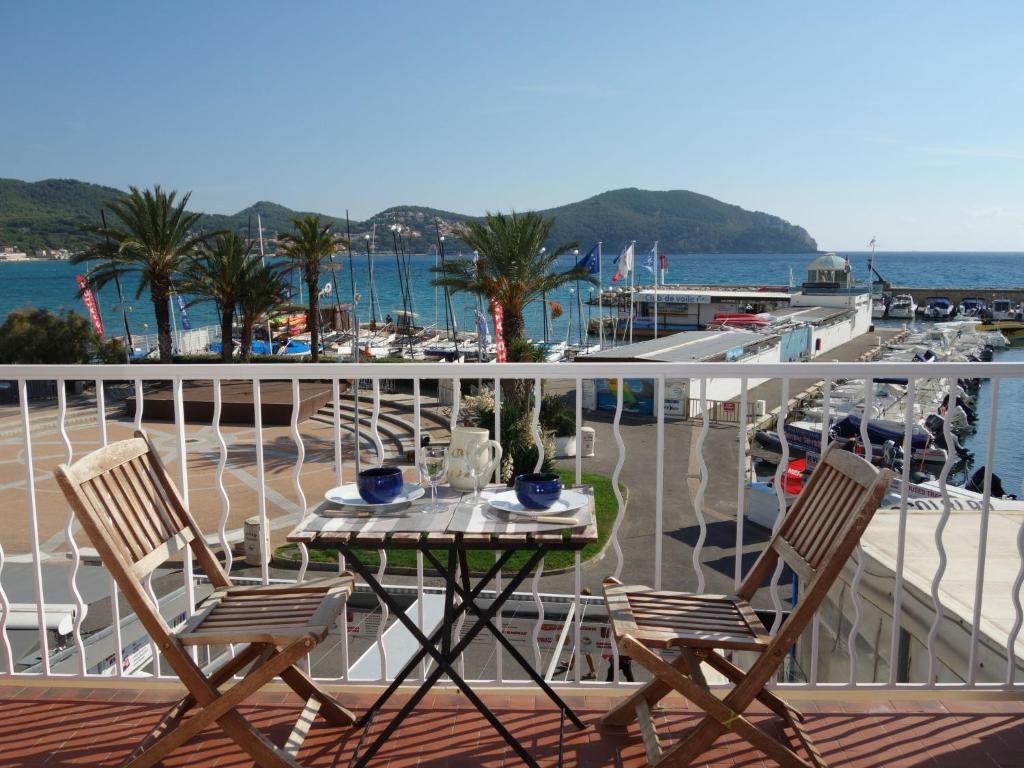 - Balcón con mesa y sillas y vistas al puerto deportivo en Apartment Les Lecques by Interhome, en Les Lecques