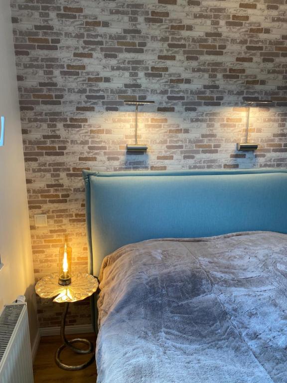 una camera con letto blu e muro di mattoni di Smilla & Sonnenglanz a Göhren