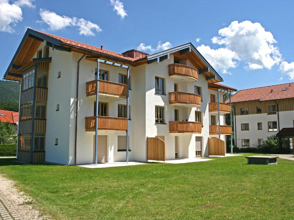 - un bâtiment avec des balcons sur le côté dans l'établissement Apartment Bibelöd-5 by Interhome, à Ruhpolding