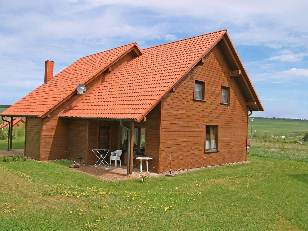 una pequeña casa de madera con techo naranja en Holiday Home Funke by Interhome, en Hasselfelde