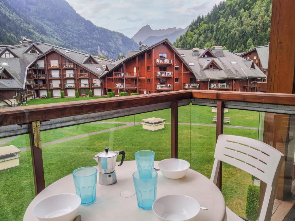 d'une table sur un balcon avec vue sur les montagnes. dans l'établissement Studio L'Enclave I et J-28 by Interhome, aux Contamines-Montjoie