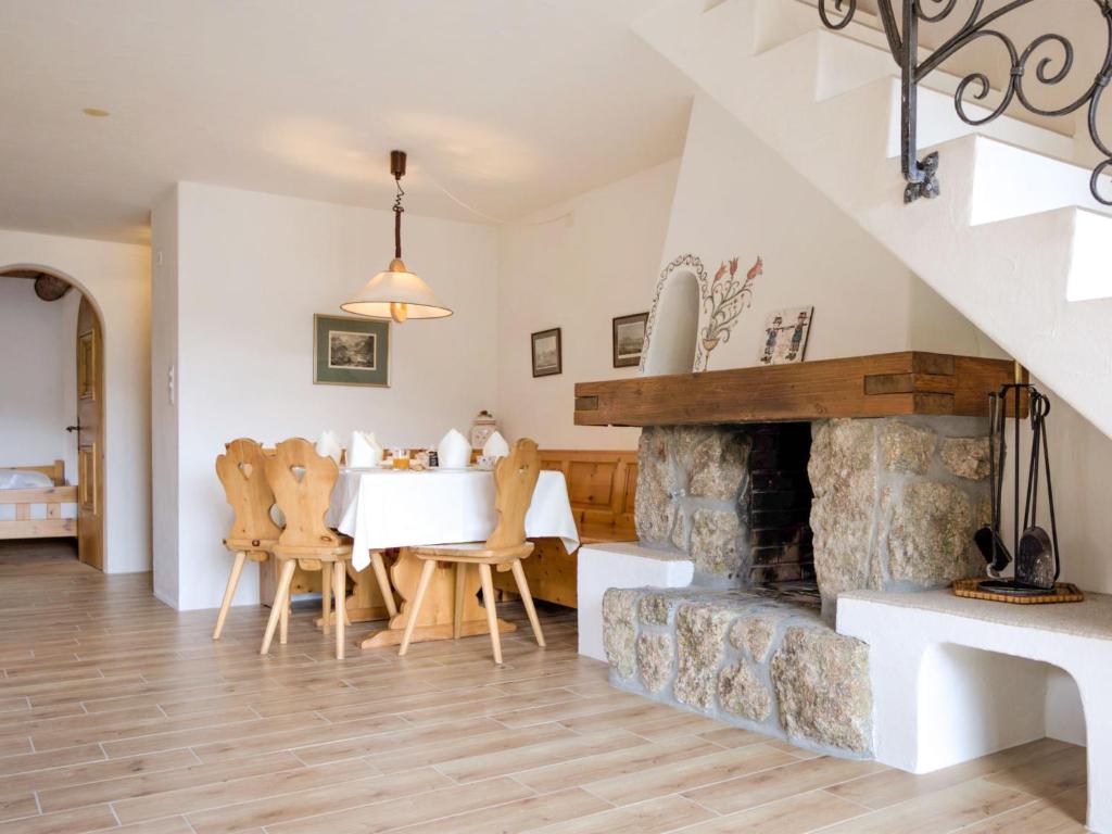 Posezení v ubytování Apartment Chesa Chanella 5 by Interhome
