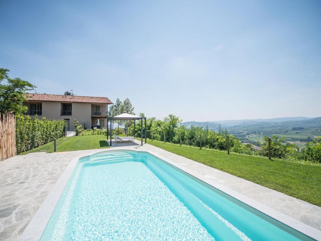 - une piscine dans l'arrière-cour d'une villa dans l'établissement Holiday Home Cascina-2 by Interhome, à Costigliole dʼAsti