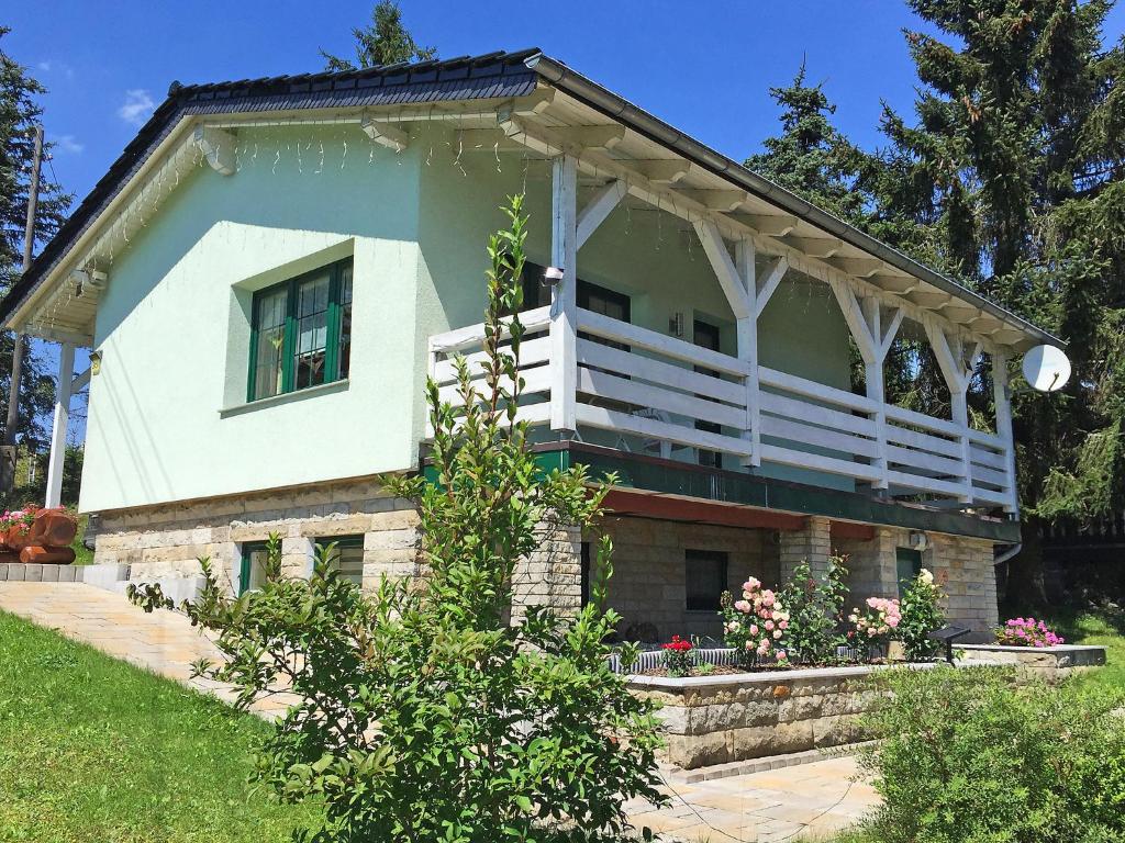 una casa con un balcón en el lateral. en Holiday Home Edelmann by Interhome, en Schnett