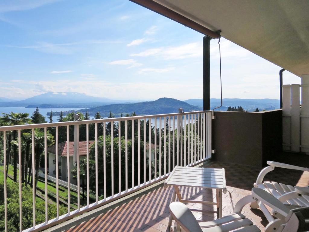 een balkon met stoelen en uitzicht op de oceaan bij Apartment Le Terrazze by Interhome in Arona