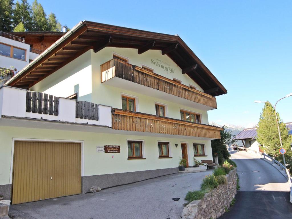 un gran edificio blanco con techo de madera en Apartment Schimpfössl Katharina-3 by Interhome, en Sankt Anton am Arlberg