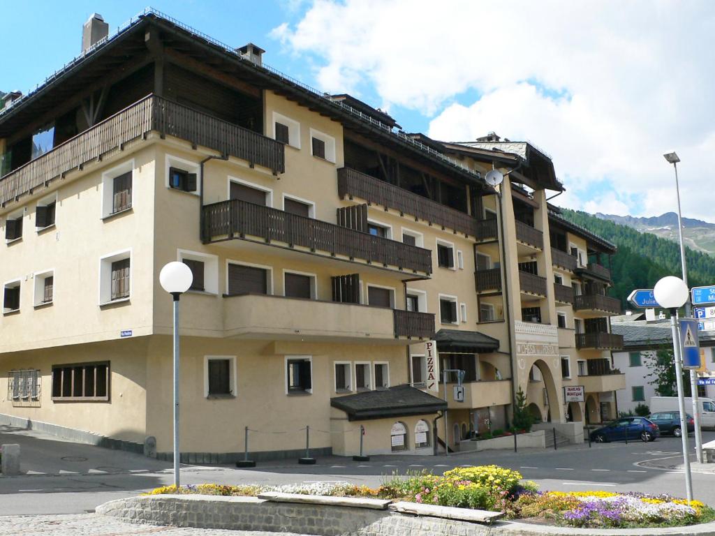 un grande condominio in un parcheggio di Apartment Apt-17 by Interhome a Silvaplana