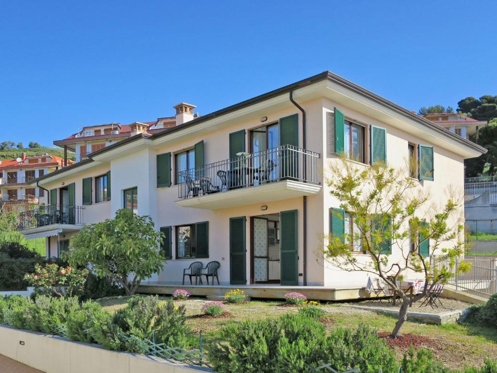 una grande casa bianca con balcone di Apartment Cielsereno - SLR246 by Interhome a Costarainera