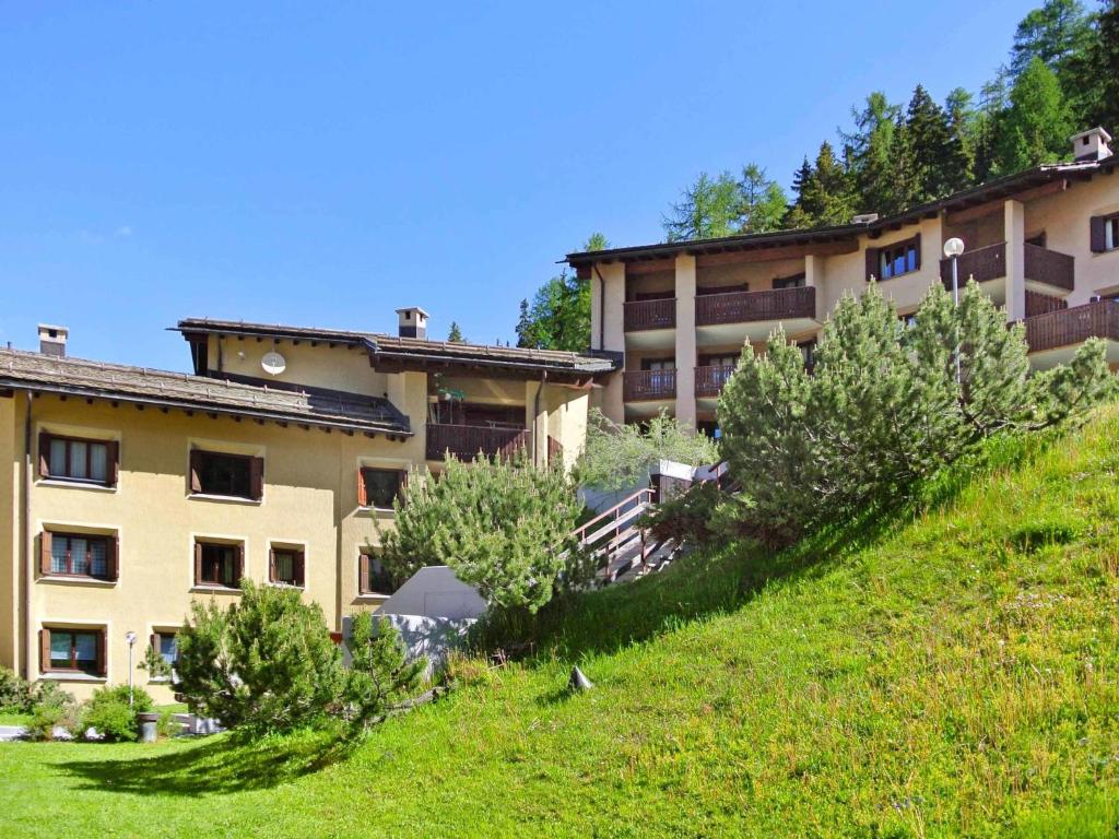 un edificio su una collina con alberi di fronte di Apartment Residenza Chesa Margun 710-1 by Interhome a Surlej