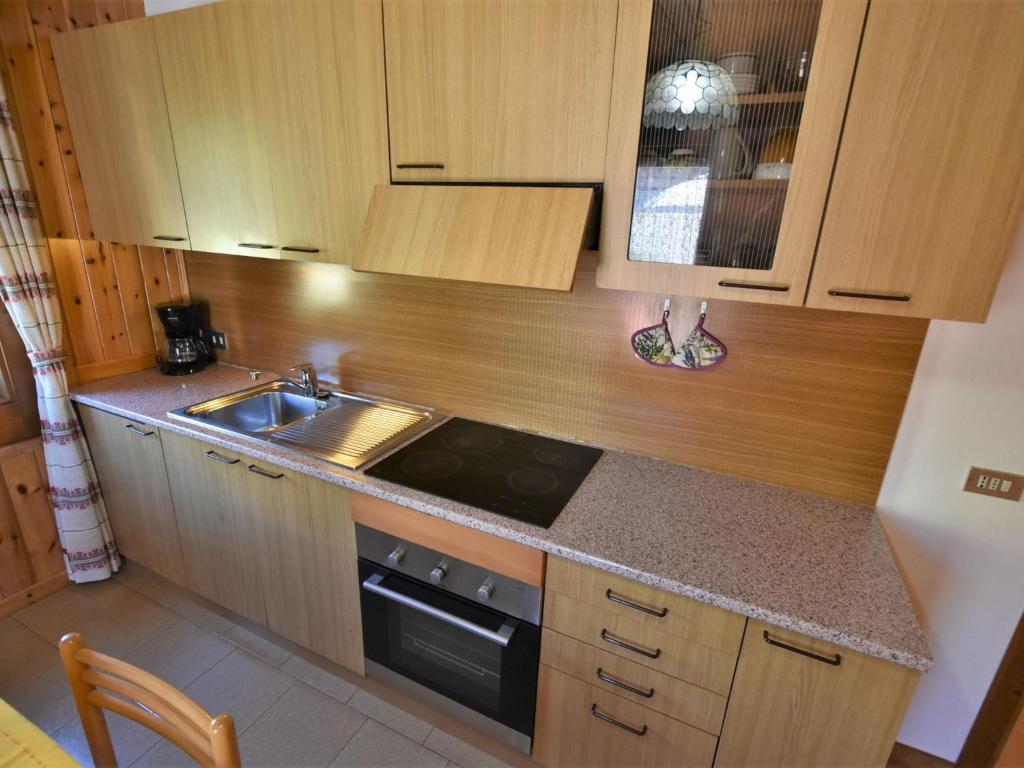 małą kuchnię ze zlewem i kuchenką w obiekcie Apartment Casa Crapena-1 by Interhome w Livigno