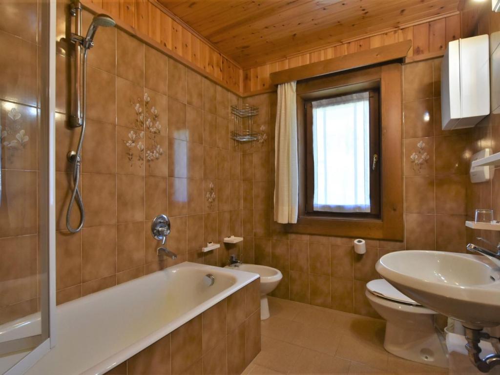Łazienka w obiekcie Apartment Casa Crapena-1 by Interhome